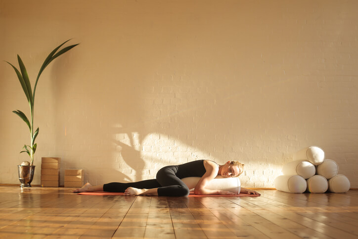 How does restorative yoga promote relaxation?